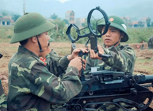 Các pháo thủ khẩu đội 12,7mm thuộc Đại đội 16, Trung đoàn 141, Sư đoàn 312 (Quân đoàn 1) chuẩn bị thực hành bắn đạn thật.