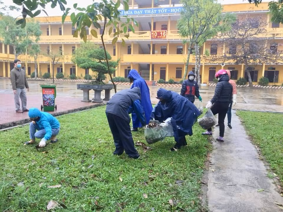 Bên cạnh công việc chuyên môn, giáo viên còn tham gia công tác chống dịch bệnh tại trường (Ảnh:Thu Hương)