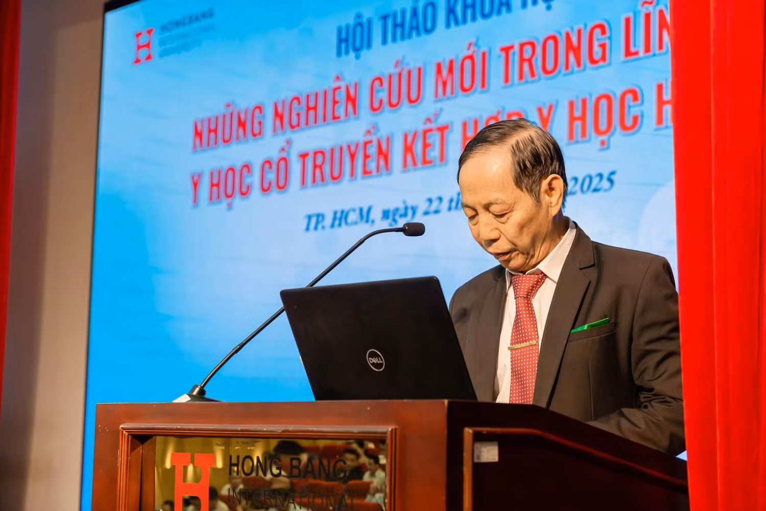 Phó Giáo sư, Tiến sĩ Phạm Huy Hùng, Phó Trưởng Khoa Y, Trường Đại học Quốc tế Hồng Bàng phát biểu khai mạc hội thảo. Thầy có kinh nghiệm hơn 40 năm công tác và đào tạo phát triển ngành Y học cổ truyền kết hợp Y khoa hiện đại.