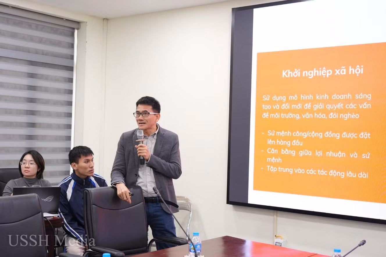 Ông Lê Quang Bình (Công Ty TNHH Tư vấn và Dịch vụ ECUE Việt Nam) chia sẻ tại Tọa đàm.