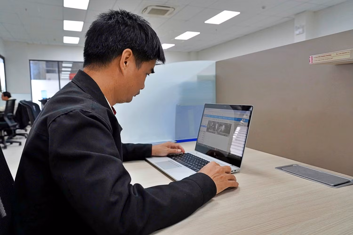 Anh Vũ Nguyễn Thanh Chương - Trưởng phòng Nghiệp vụ vận tải theo dõi hoạt động lái xe qua hệ thống camera hành trình.