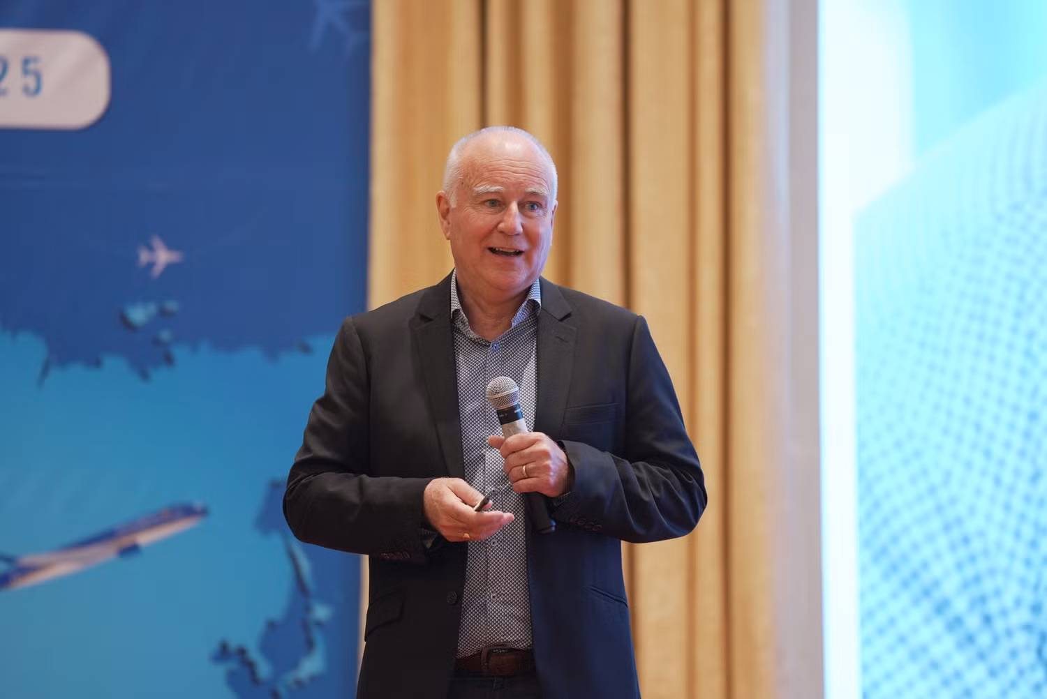 3. Ông John Bailey - bậc thầy trong lĩnh vực xử lý khủng hoàng truyền thông, Giám đốc điều hành Global Communications Consulting.JPG
