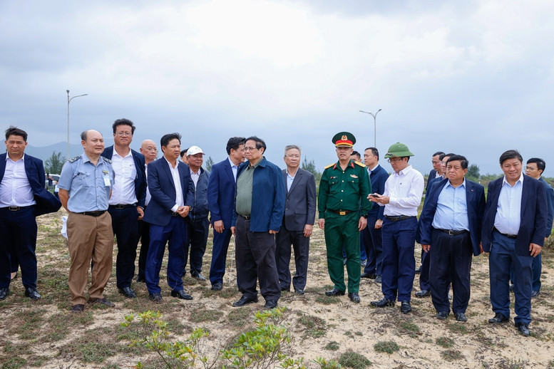 Thủ tướng Chính phủ Phạm Minh Chính thăm Cảng hàng không Chu Lai. Ảnh: VGP/Nhật Bắc