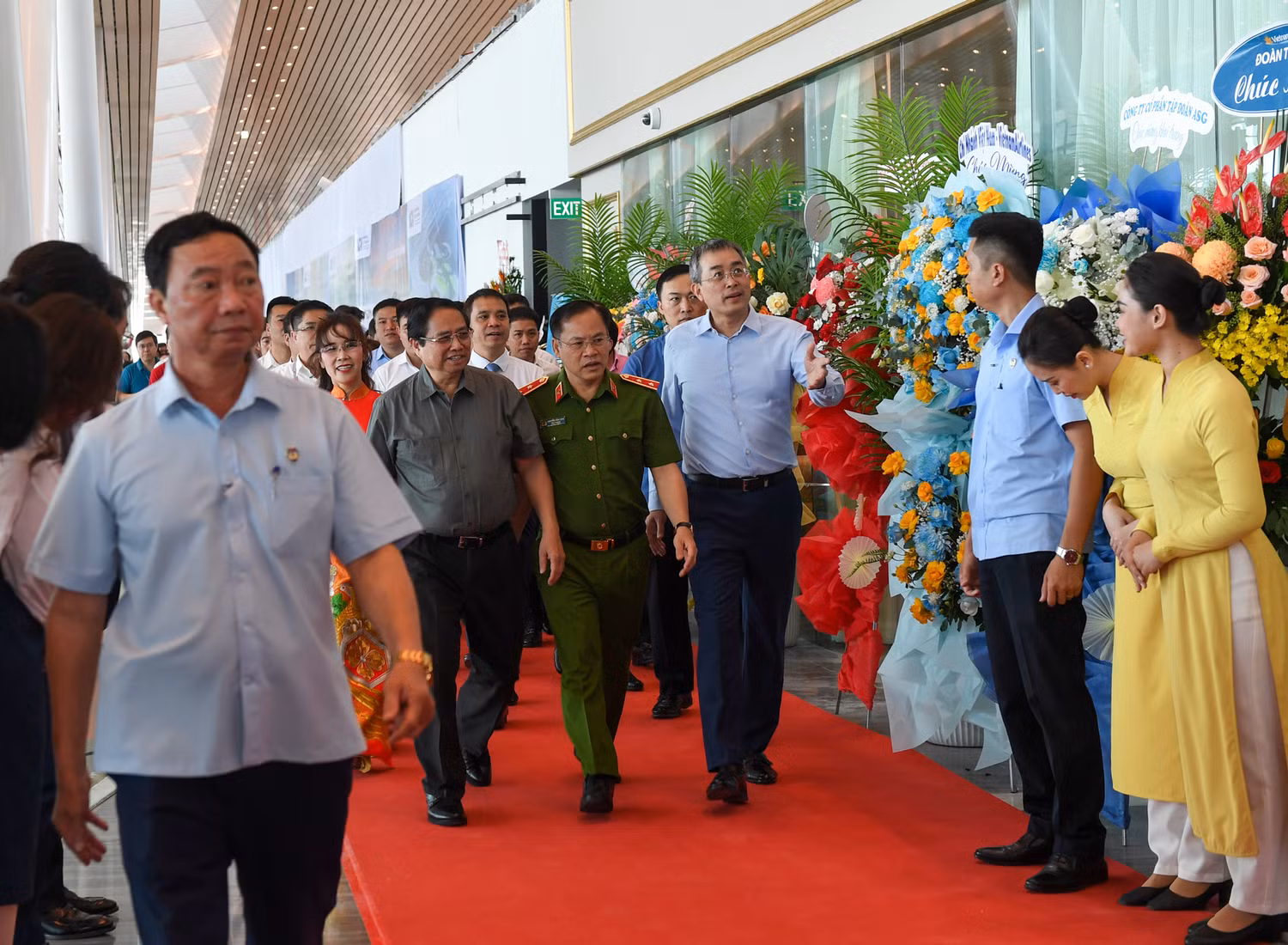 Thủ tướng Chính phủ Phạm Minh Chính cùng lãnh đạo các bộ, ban, ngành tại nhà ga T3 Tân Sơn Nhất sáng nay.jpg
