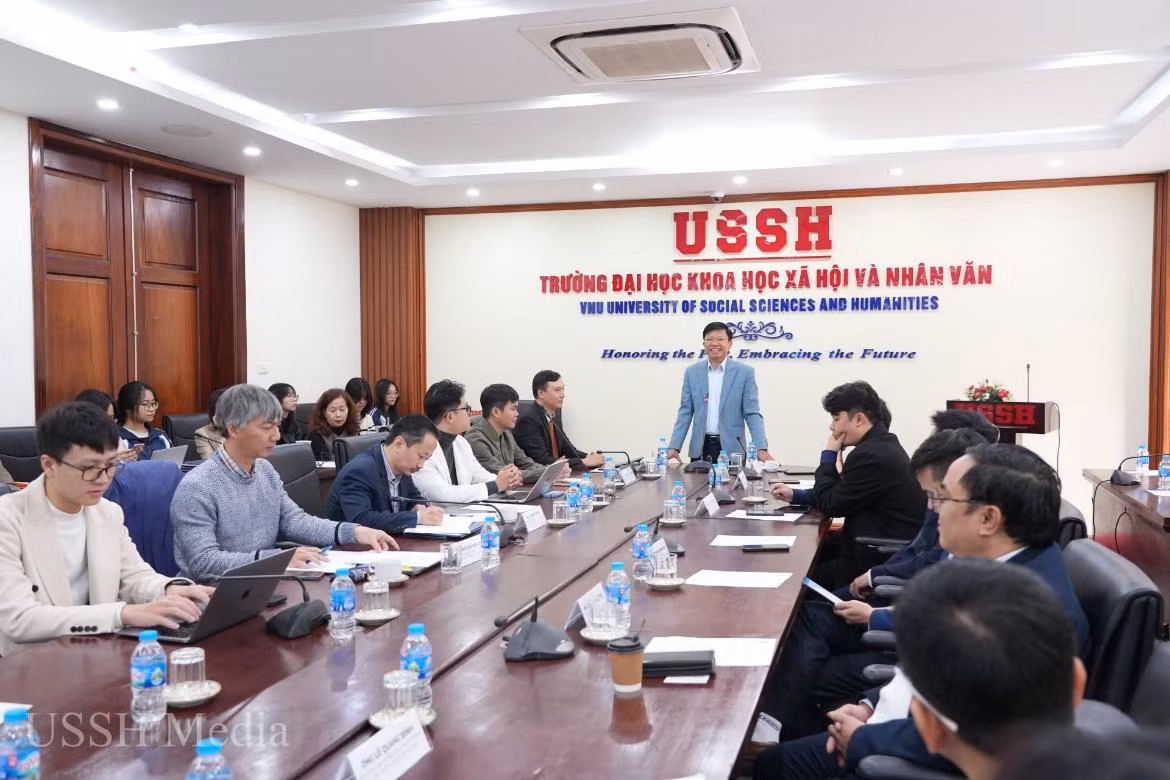 Giáo sư, Tiến sĩ Hoàng Anh Tuấn (Hiệu trưởng Trường Đại học Khoa học xã hội và nhân văn) phát biểu khai mạc Toạ đàm.