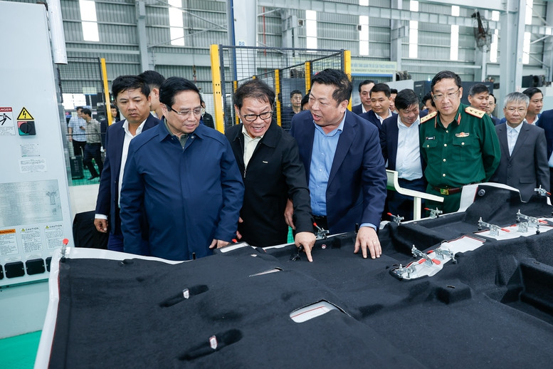 Thủ tướng khảo sát tại Tập đoàn THACO. Ảnh: VGP/Nhật Bắc