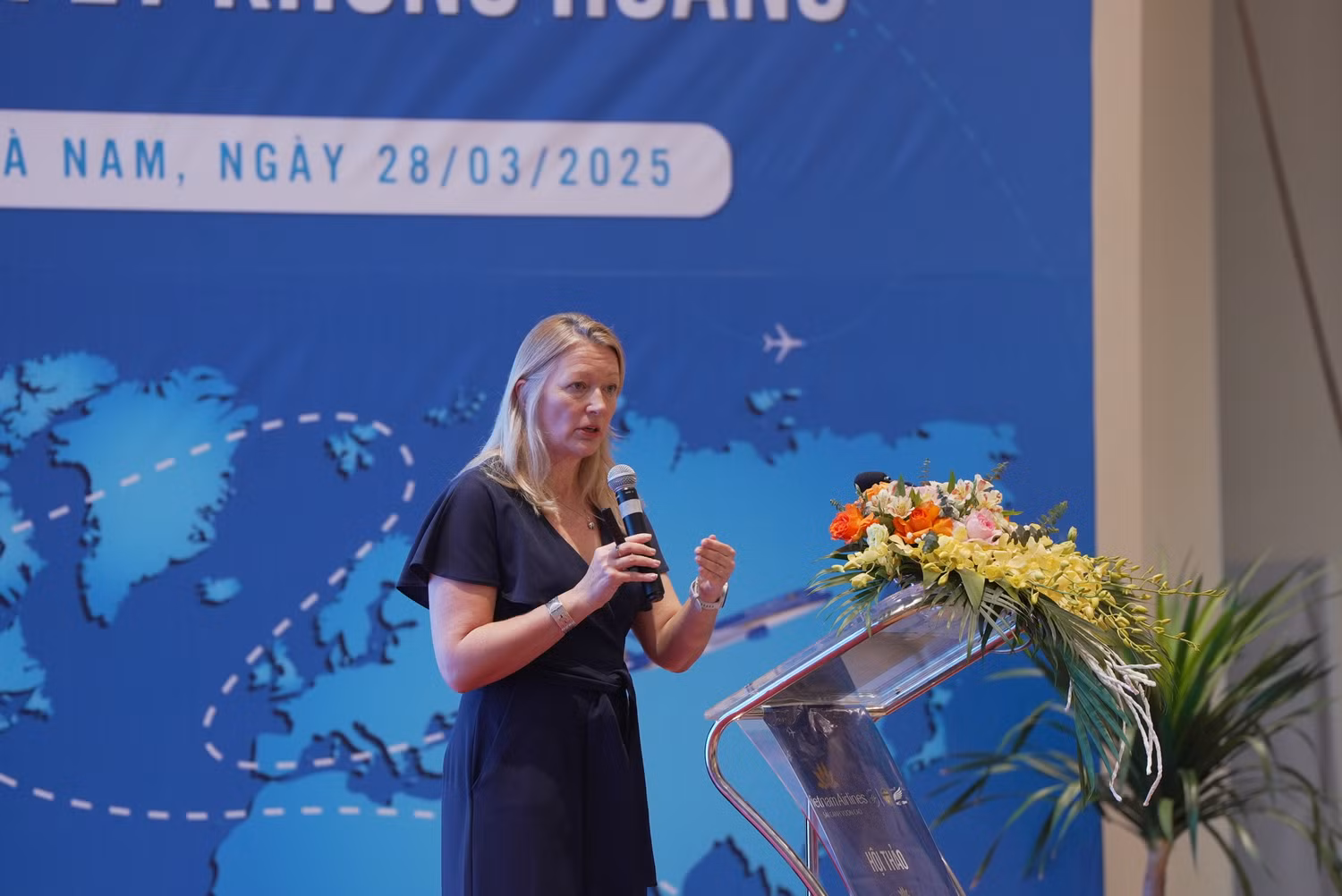 5. Bà Abigail Pollard, Chuyên gia về quản lý khủng hoảng thuyết trình tại sự kiện.JPG