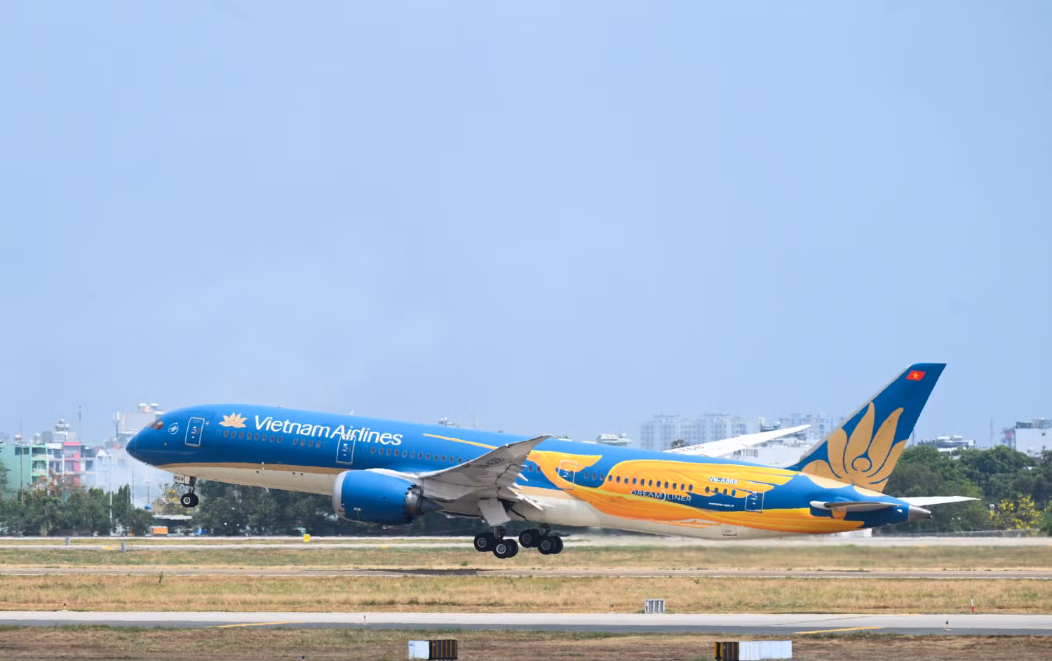 Chuyến bay VN244 từ TP. Hồ Chí Minh đi Hà Nội là chuyến bay chính thức khai trương nhà ga T3 Tân Sơn Nhất.JPG