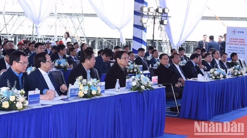 Thủ tướng Phạm Minh Chính và các đồng chí lãnh đạo, các đại biểu tham dự buổi lễ. (Ảnh: Trần Hải)