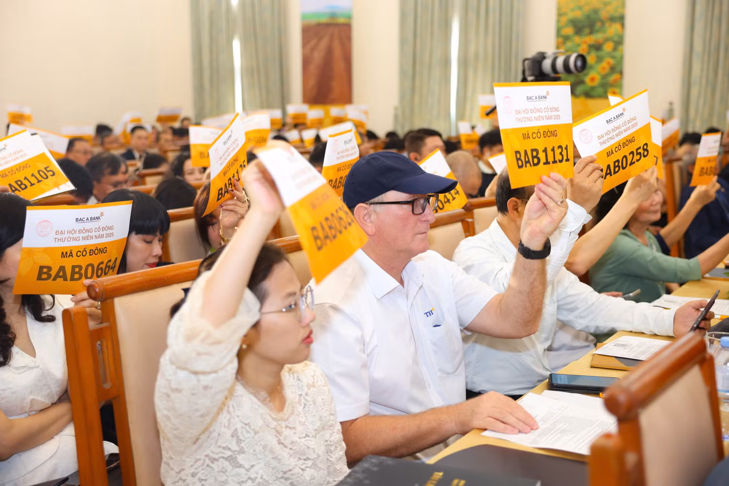 Các cổ đông biểu quyết tại Đại hội đồng cổ đông thường niên 2025.jpg