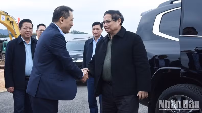 Thủ tướng Phạm Minh Chính tới dự Lễ khởi công và phát động phong trào thi đua xây dựng Dự án Đường dây 500kV Lào Cai-Vĩnh Yên. (Ảnh: Trần Hải)