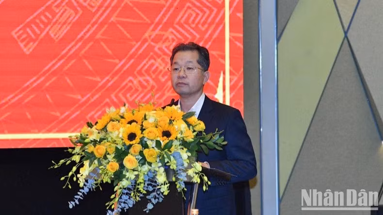 Bí thư Thành ủy Đà Nẵng Nguyễn Văn Quảng báo cáo Thủ tướng Chính phủ tại cuộc làm việc. (Ảnh: Thanh Giang)