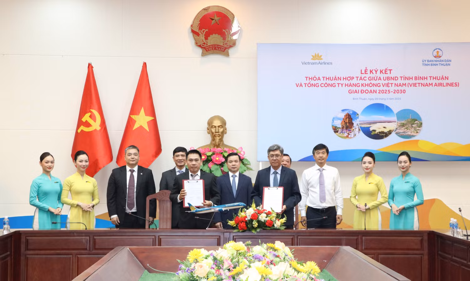 Ảnh 1_ Vietnam Airlines và UBND tỉnh Bình Thuận cam kết phối hợp chặt chẽ trong việc quảng bá hình ảnh địa phương.JPG