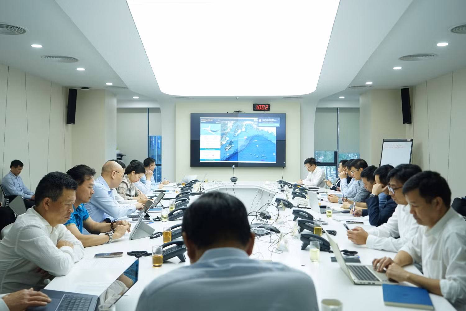 7. VNA đã tổ chức buổi diễn tập ứng phó khẩn nguy với sự theo dõi, góp ý của các chuyên gia hàng đầu trong lĩnh vực khủng hoảng hàng không và xử lý khủng hoảng truyền thông.JPG
