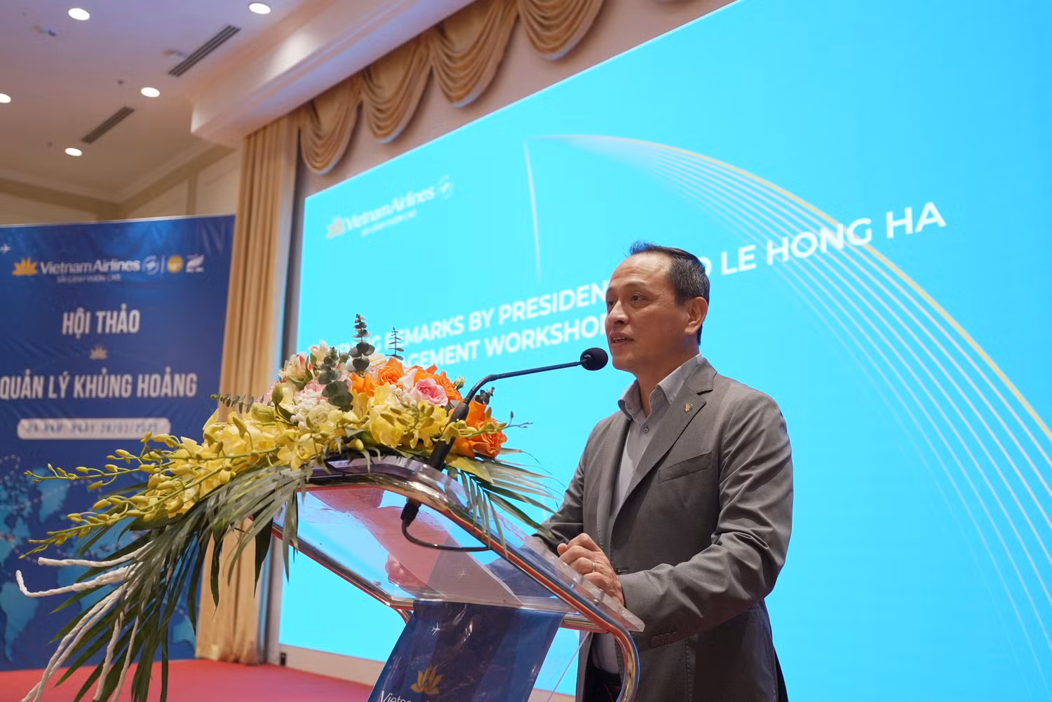 2. TGĐ Vietnam Airlines Lê Hồng Hà bày tỏ sự với những chia sẻ, góp ý của các chuyên gia, hội thảo sẽ mang lại nhiều bài học quý báu, giúp Vietnam Airlines Group nâng cao khả năng kiểm soát và xử lý khủng hoảng một.JPG