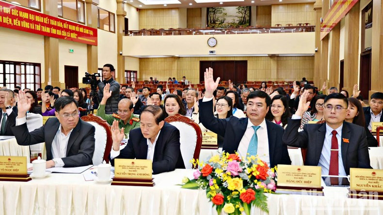 Đại biểu biểu quyết thông qua các nghị quyết tại kỳ họp thứ 22.