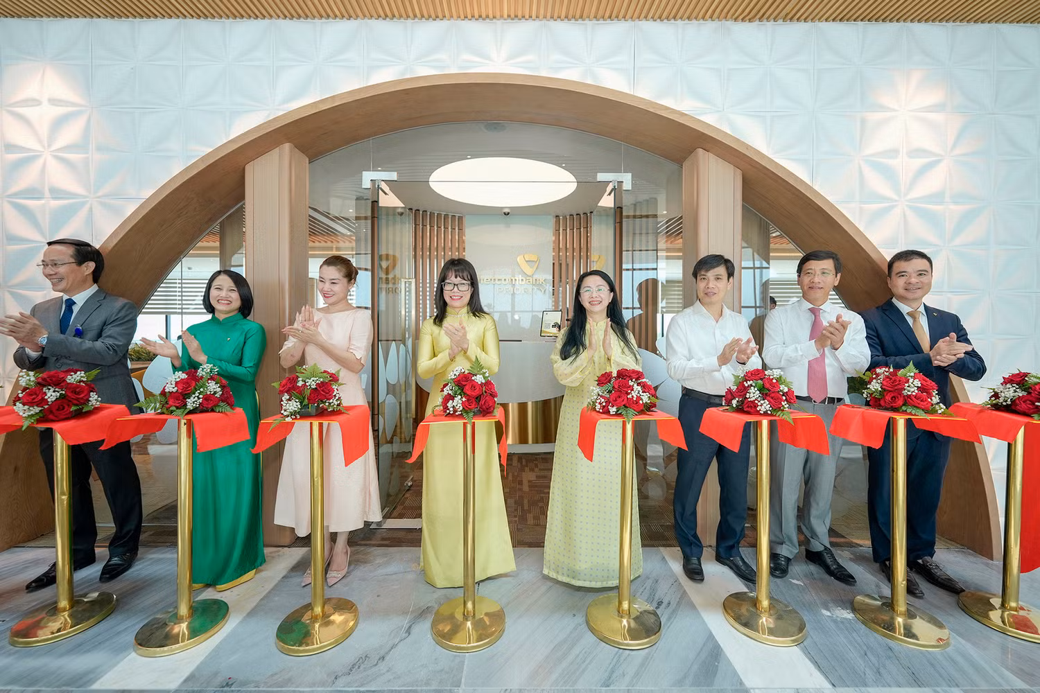 20250430_VCB_khai trương Phong cho Priority Tan Son Nhat.jpg
