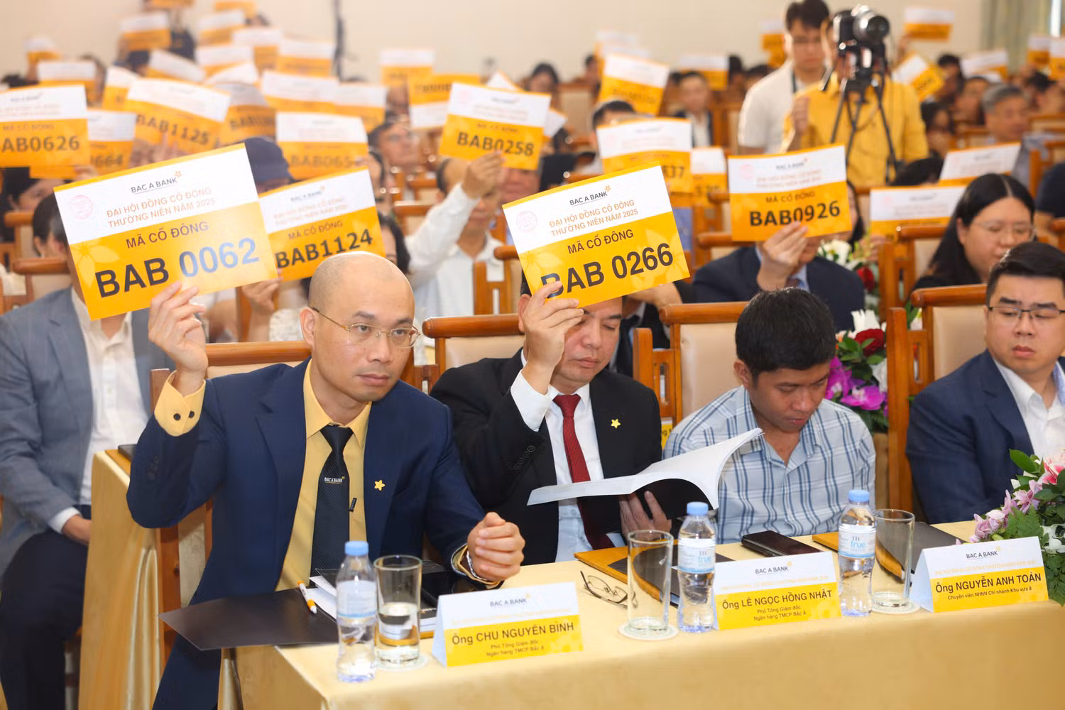 Cổ đông quan tâm đến định hướng phát triển của ngân hàng trong bối cảnh thị trường biến động.jpg