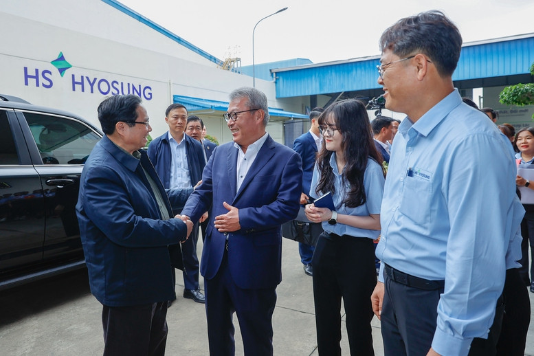 Thủ tướng tới thăm nhà máy của tập đoàn HS Hyosung tại huyện Thăng Bình - Ảnh: VGP/Nhật Bắc