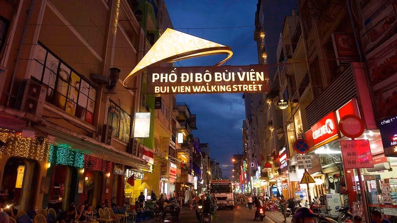 Phố đi bộ Bùi Viện về đêm.