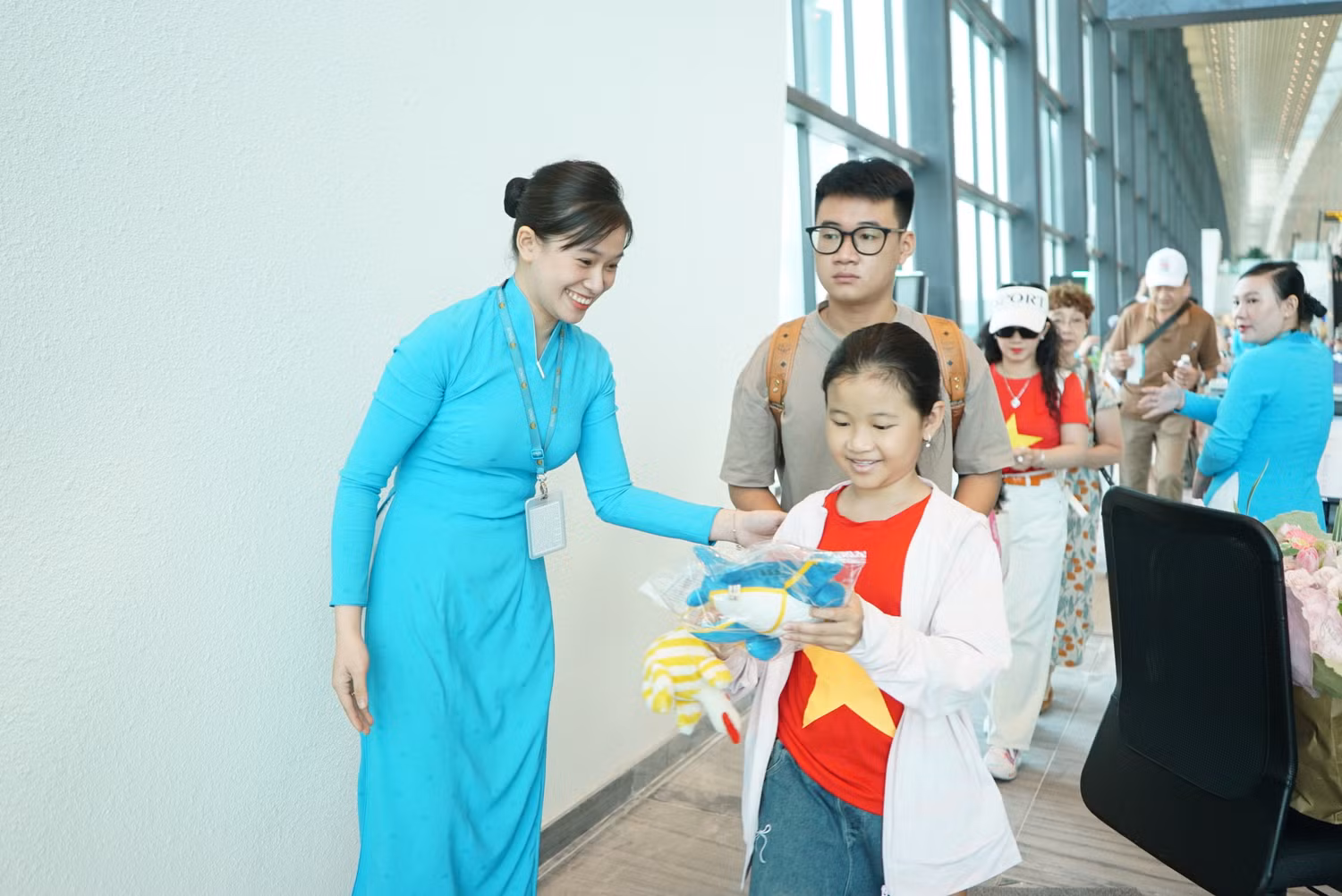 Hành khách trên chuyến bay VN244 nhận những phần quà lưu niệm từ Vietnam Airines.JPG