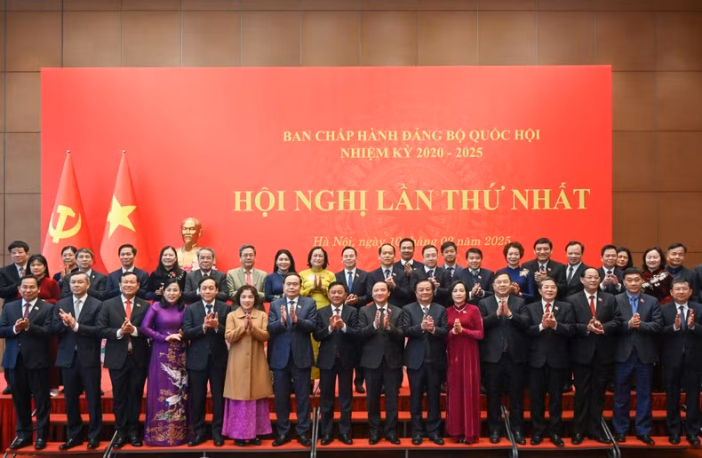 Bí thư Đảng ủy Quốc hội, Chủ tịch Quốc hội Trần Thanh Mẫn, Thường trực Ban Bí thư Trần Cẩm Tú và Ban Chấp hành Đảng bộ Quốc hội cùng các đại biểu. (Ảnh Duy Linh)