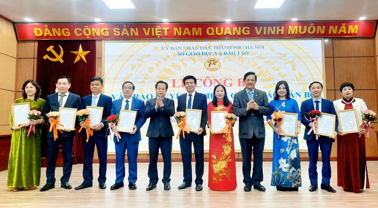 Trao quyết định cho các đồng chí cán bộ quản lý các phòng thuộc Sở, cán bộ quản lý các trường công lập. Nguồn: Sở Giáo dục và Đào tạo Hà Nội Trao quyết định cho các đồng chí cán bộ quản lý các phòng thuộc Sở, cán bộ quản lý các trường công lập. Nguồn: Sở Giáo dục và Đào tạo Hà Nội