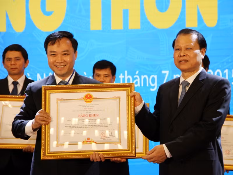 Phó Thủ tướng Chính phủ Vũ Văn Ninh trao bằng khen cho đại diện FrielslandCampina Việt Nam. Phó Thủ tướng Chính phủ Vũ Văn Ninh trao bằng khen cho đại diện FrielslandCampina Việt Nam.