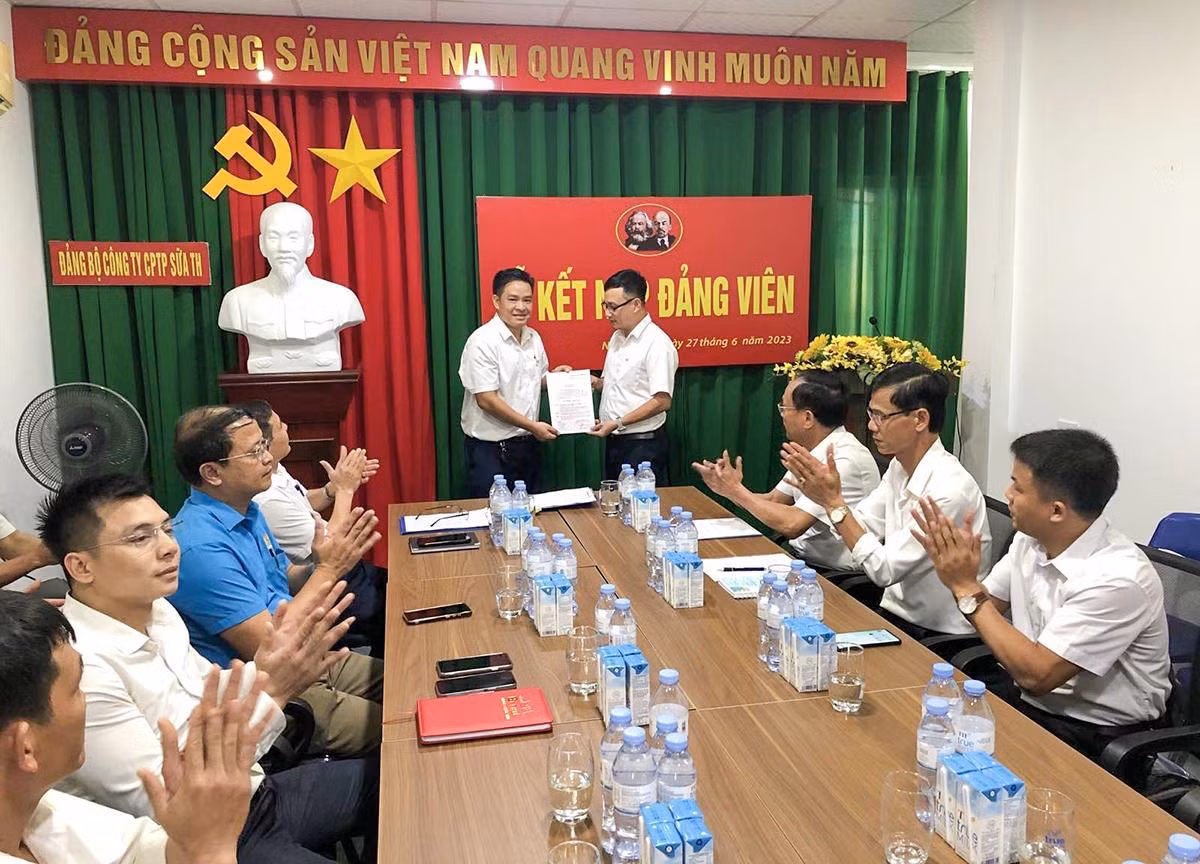 Lễ kết nạp đảng viên đối với anh Nguyễn Cảnh Cường (bìa trái) - Giám đốc thú y cụm trang trại 2 kiêm chuyên gia thú y của Dự án chăn nuôi bò sữa TH ở Nga.
