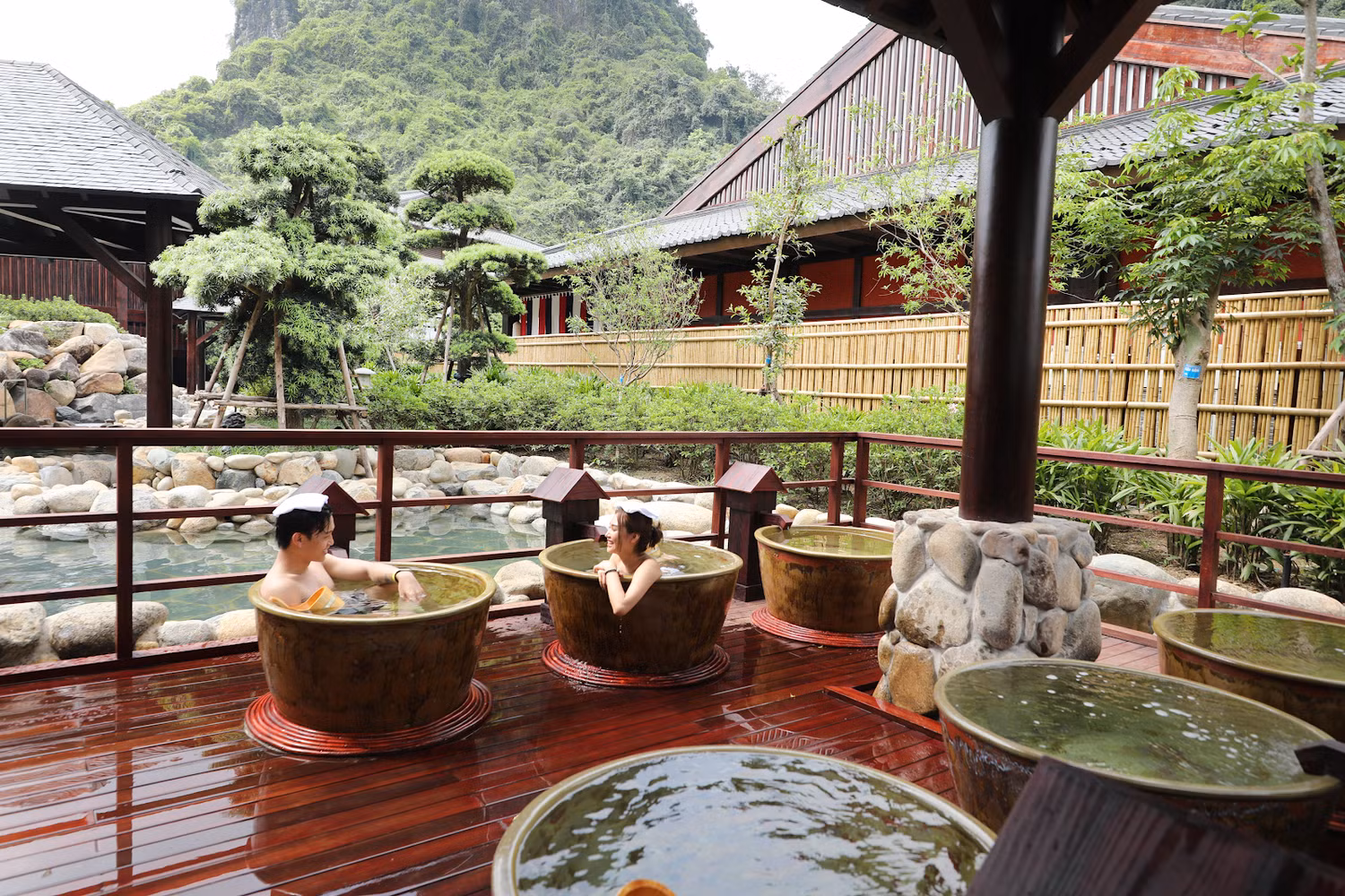 Tắm khoáng nóng là một liệu pháp “chữa lành” hữu hiệu.