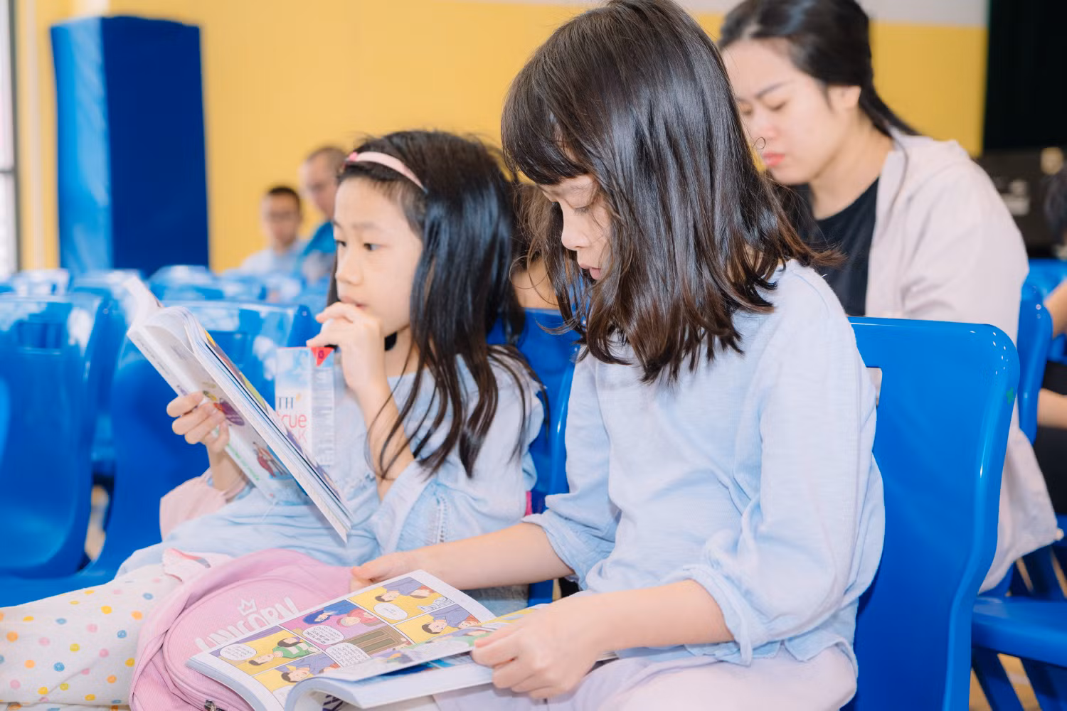 3. Cuốn sách “Khéo khôn với tiền - Tránh những ưu phiền” giới thiệu tới các em học sinh các khái niệm tài chính một cách dễ hiểu qua 30 mẩu chuyện tranh..JPG