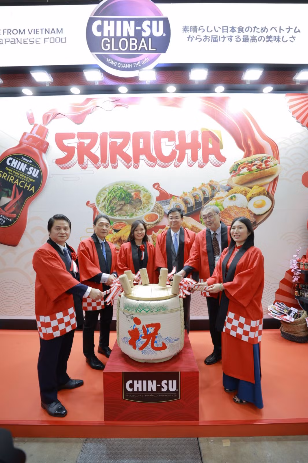 2.Các vị đại biểu thực hiện lễ đập rượu Kagami Biraki truyền thống của Nhật- tại gian hàng CHIN-SU Foodex 2024jpg.jpg