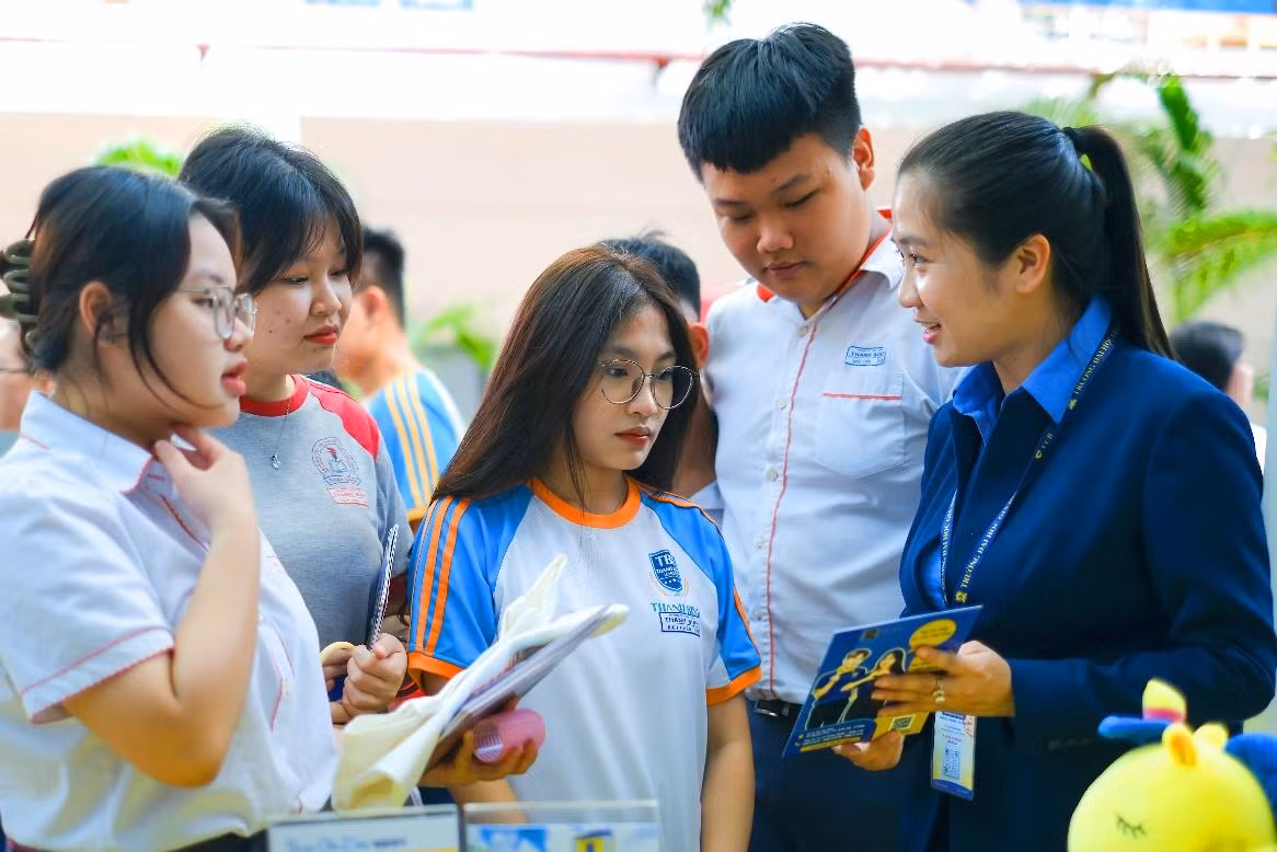 Thí sinh tìm hiểu thông tin ngành nghề.