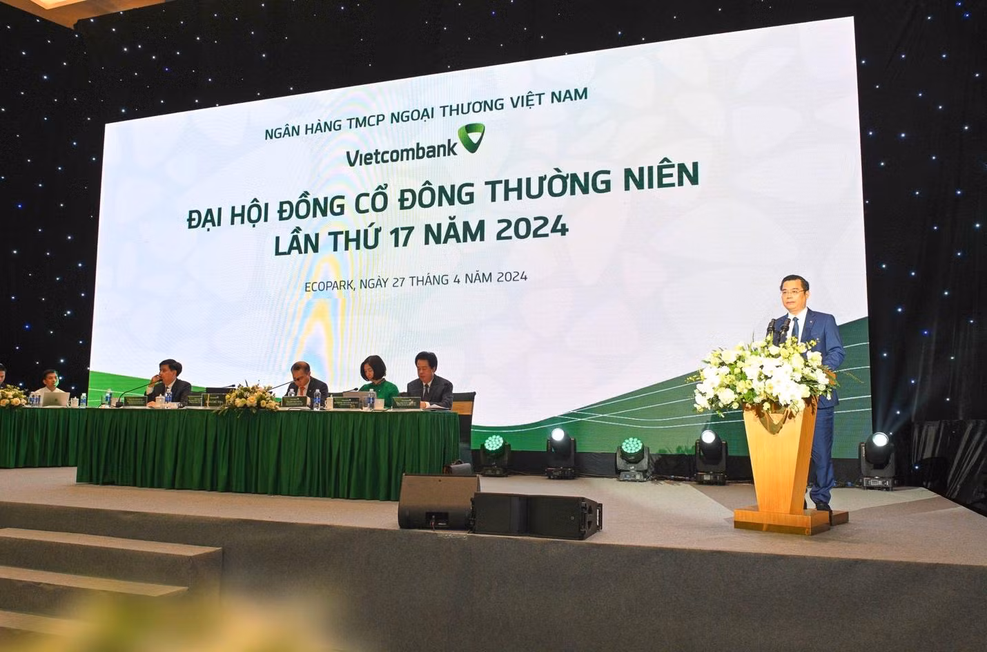 Ông Nguyễn Thanh Tùng - Thành viên Hội đồng quản trị, Tổng Giám đốc trình bày Báo cáo của Ban Điều hành về kết quả hoạt động kinh doanh năm 2023 và định hướng năm 2024.