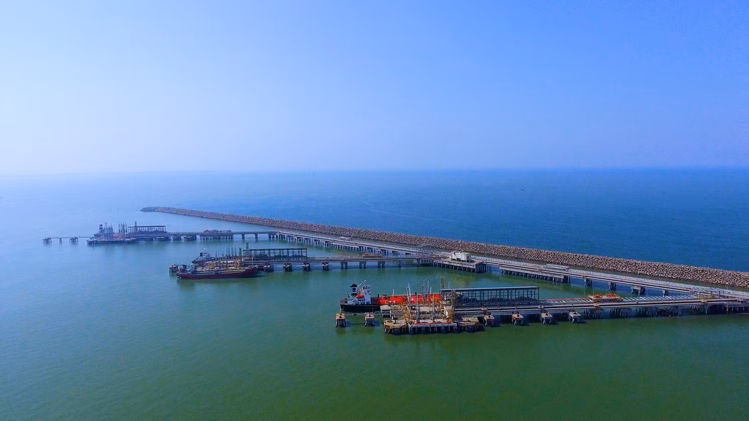 Công tác xuất bán sản phẩm bằng đường biển và đường bộ của BSR được triển khai đồng bộ, hiệu quả.
