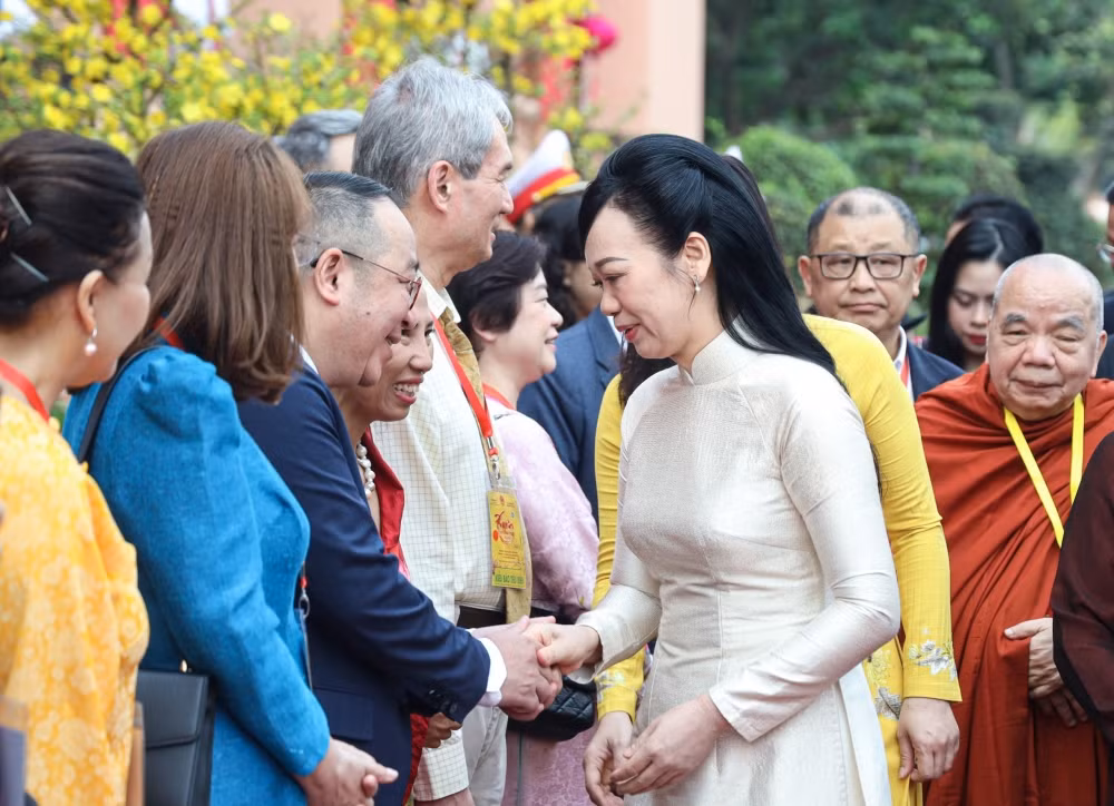 Phu nhân Phan Thị Thanh Tâm gặp gỡ, thăm hỏi kiều bào tham dự các hoạt động tại Bến Nhà Rồng.