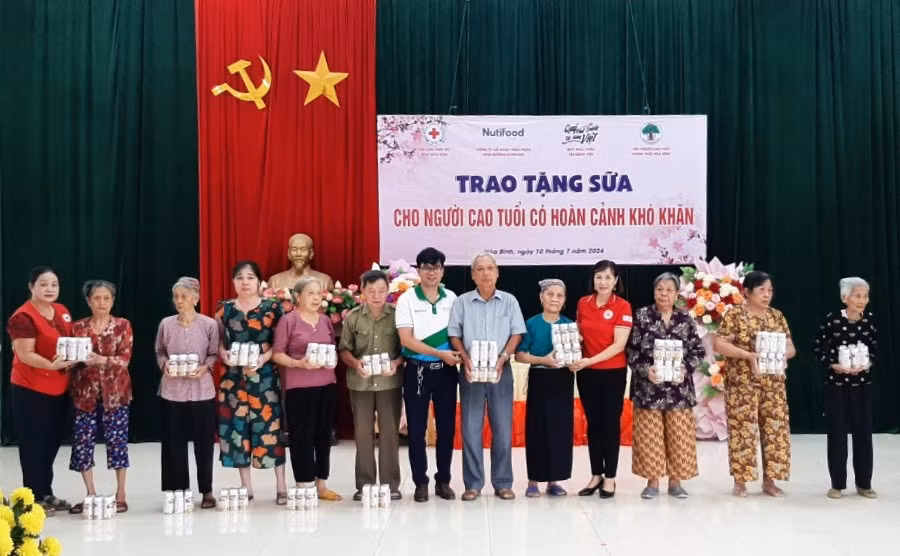 Tặng sữa ở Hòa Bình.jpg