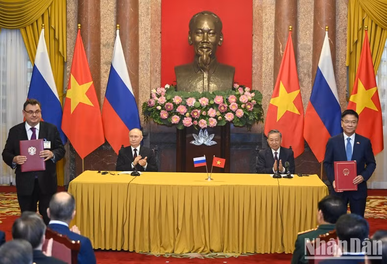 Chủ tịch nước Tô Lâm và Tổng thống Liên bang Nga Vladimir Putin chứng kiến lễ trao văn kiện hợp tác giai đoạn 2024-2025 giữa Bộ Tư pháp Việt Nam và Bộ Tư pháp Nga.