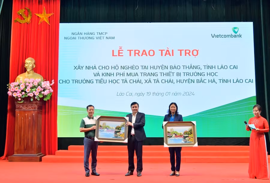 Ông Lê Hoàng Tùng - Phó Tổng Giám đốc Vietcombank trao quà lưu niệm Ban lãnh đạo Vietcombank tặng lãnh đạo huyện Bảo Thắng (ở giữa) và huyện Bắc Hà (ngoài cùng bên phải). Ông Lê Hoàng Tùng - Phó Tổng Giám đốc Vietcombank trao quà lưu niệm Ban lãnh đạo Vietcombank tặng lãnh đạo huyện Bảo Thắng (ở giữa) và huyện Bắc Hà (ngoài cùng bên phải).