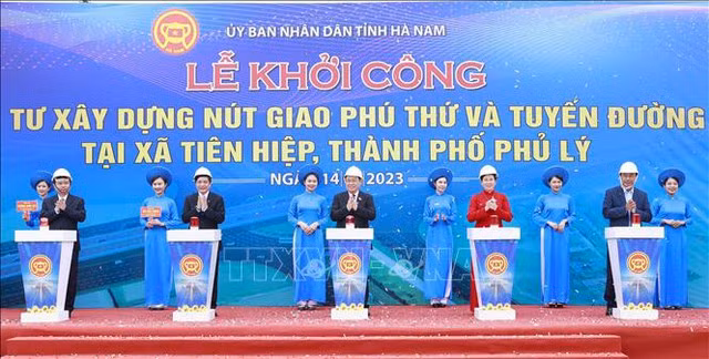 Chủ tịch Quốc hội Vương Đình Huệ và đại biểu thực hiện nghi thức khởi công Dự án đầu tư xây dựng nút giao Phú Thứ và tuyến đường kết nối tại xã Tiên Hiệp, thành phố Phủ Lý (tỉnh Hà Nam).