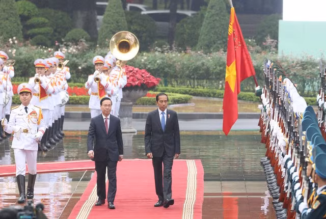 Chủ tịch nước Võ Văn Thưởng và Tổng thống Cộng hoà Indonesia Joko Widodo duyệt Đội danh dự Quân đội nhân dân Việt Nam. Ảnh: VGP/Nhật Bắc Chủ tịch nước Võ Văn Thưởng và Tổng thống Cộng hoà Indonesia Joko Widodo duyệt Đội danh dự Quân đội nhân dân Việt Nam. Ảnh: VGP/Nhật Bắc