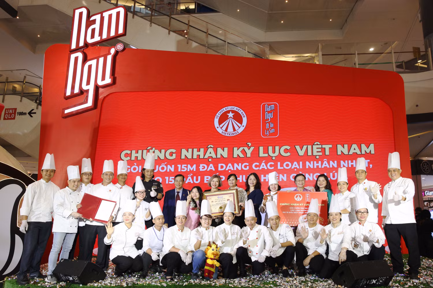 Nam Ngư xác lập kỷ lục Việt Nam với Gỏi cuốn sắc màu đa dạng các loại nhân nhất.jpg