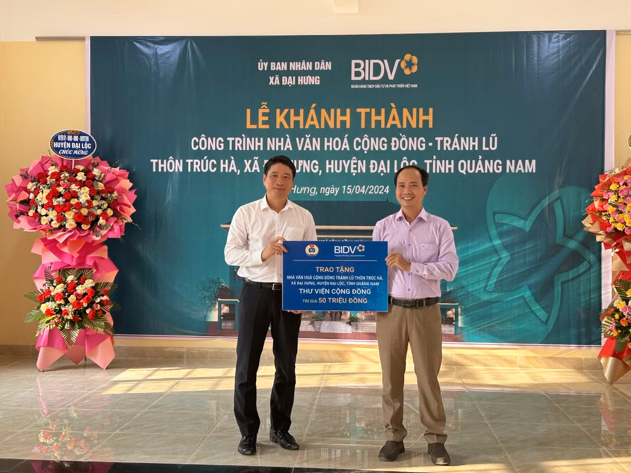Công đoàn BIDV trao tặng thư viện cộng đồng 50 triệu đồng.jpg
