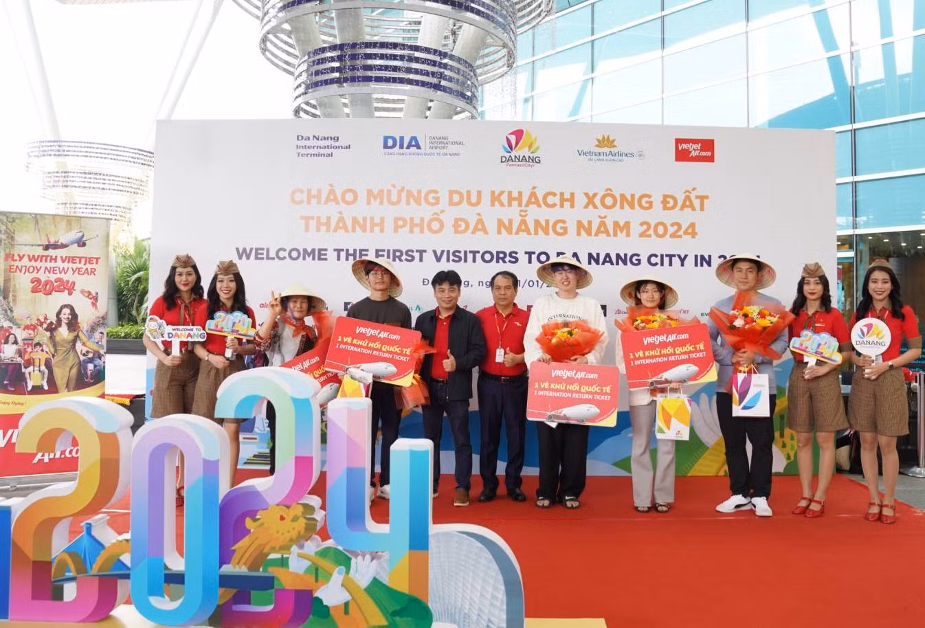 Đại diện Vietjet, ông Trần Hoàng Linh, Giám đốc Chi nhánh miền Trung Vietjet, ông Trần Đình Hoàn Trưởng đại diện hãng tại sân bay Đà Nẵng (đứng thứ năm, sáu từ trái sang) cùng phi hành đoàn Vietjet chào mừng những hành khách đầu tiên đến từ thủ đô Seoul, Hàn Quốc đến thành phố đáng sống nhất Việt Nam.