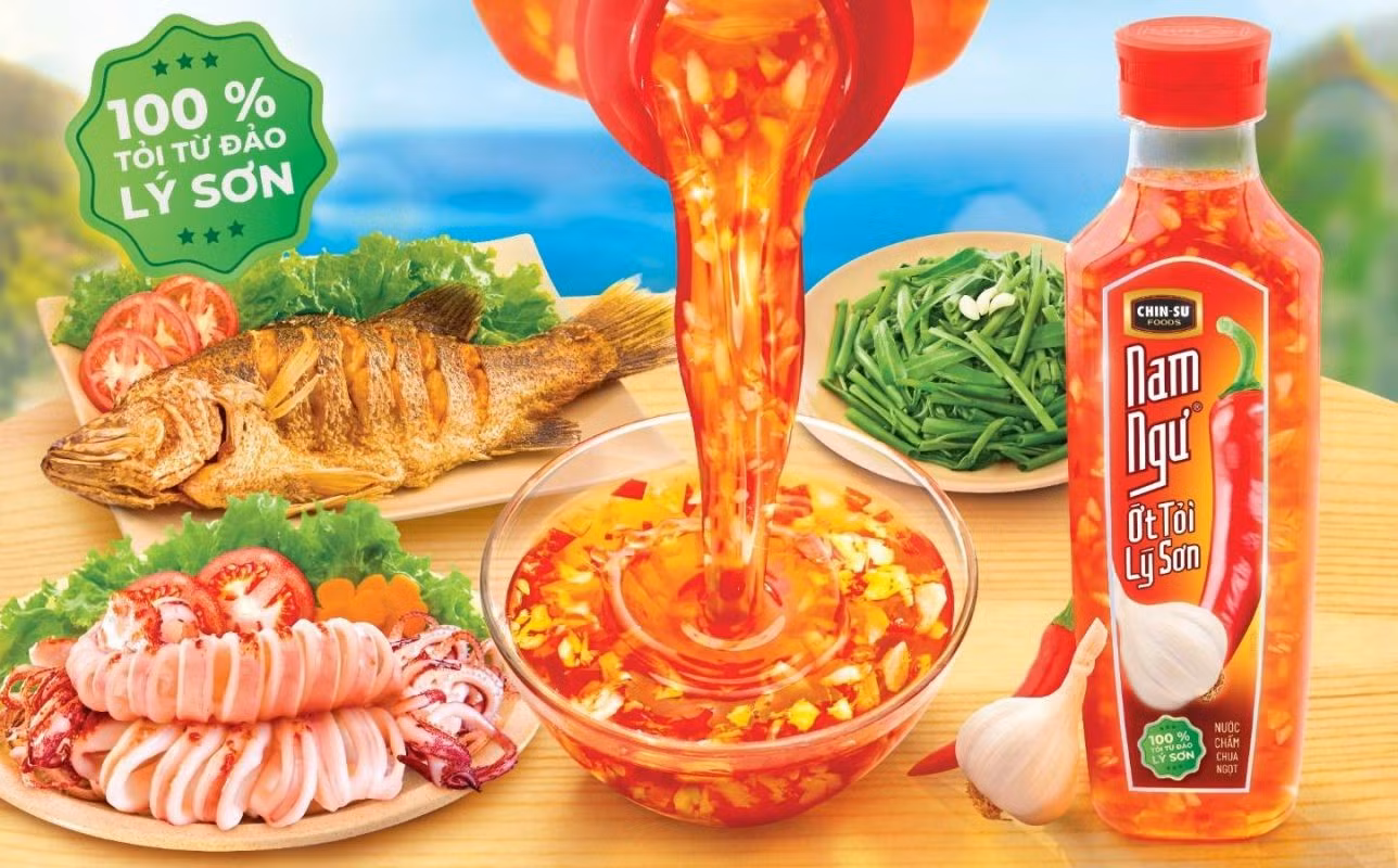 Chén nước mắm ớt tỏi chua ngọt luôn gắn liền với các mâm cơm gia đình Việt.jpg