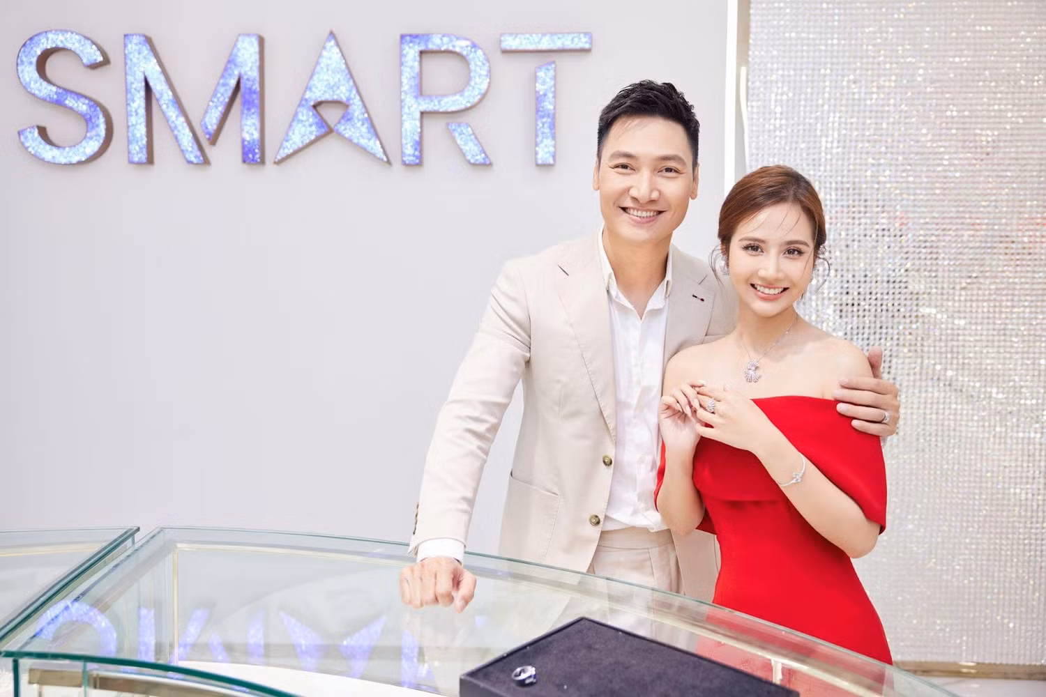 Cặp đôi Dương và Lâm sánh đôi cùng nhau tại DOJI SMART.
