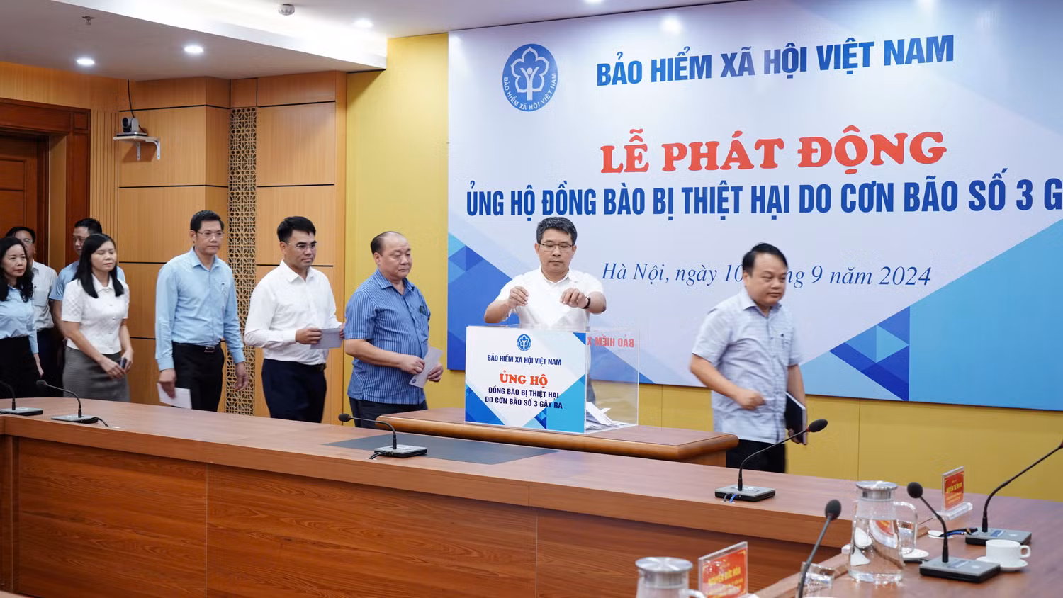Các cán bộ, công chức của BHXH Việt Nam ủng hộ đồng bào khắc phục bão s.jpeg