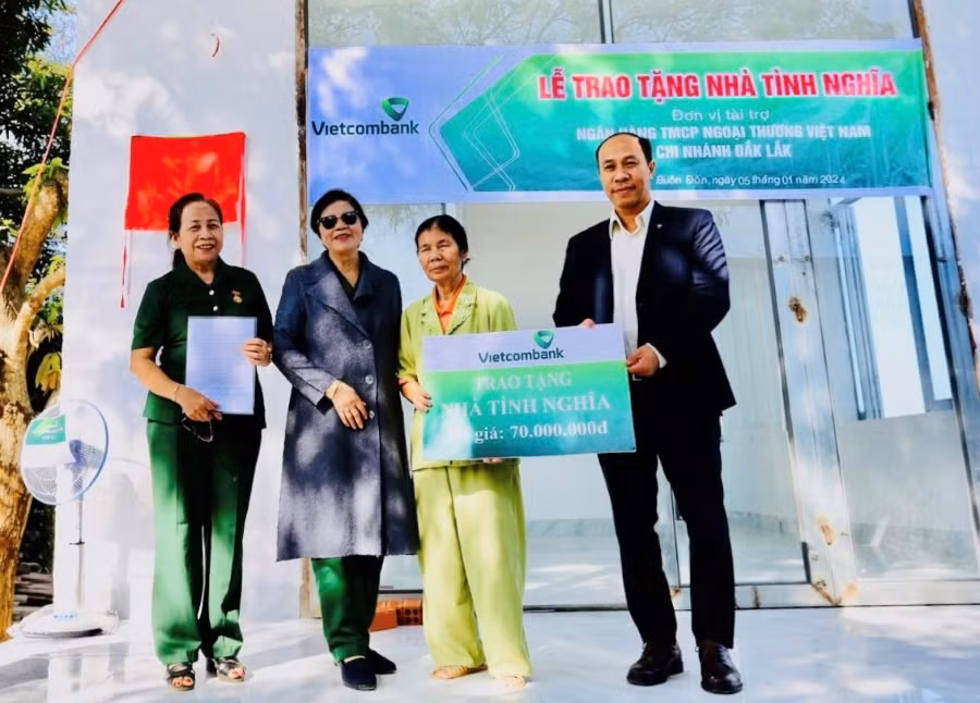 Ông Hoàng Xuân Thành - Phó Giám đốc Vietcombank Đắk Lắk trao biển tặng nhà tình nghĩa cho gia đình cựu thanh niên xung phong Lê Thị Hinh.