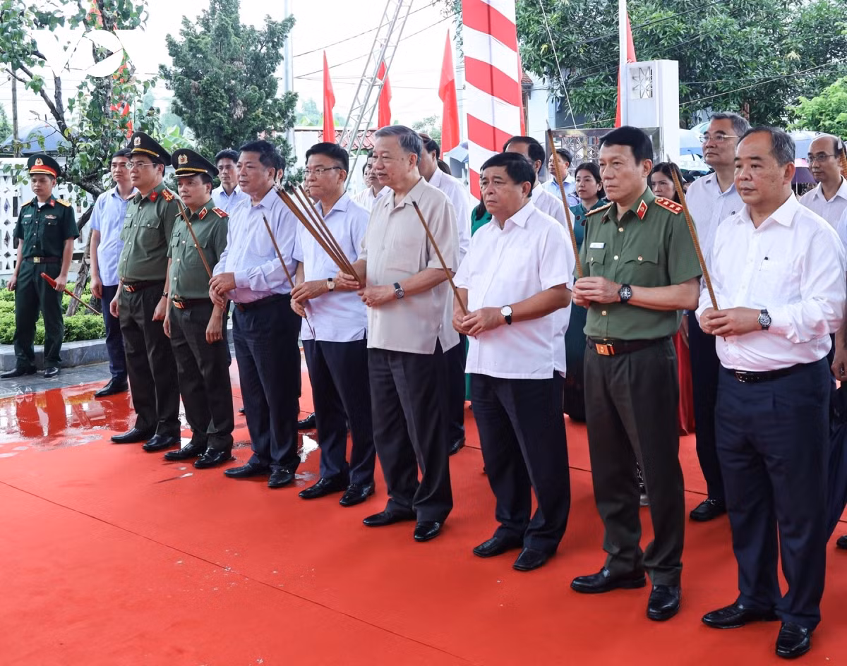 Chủ tịch nước Tô Lâm dâng hương tưởng niệm liệt sĩ Hoàng Đình Giong.