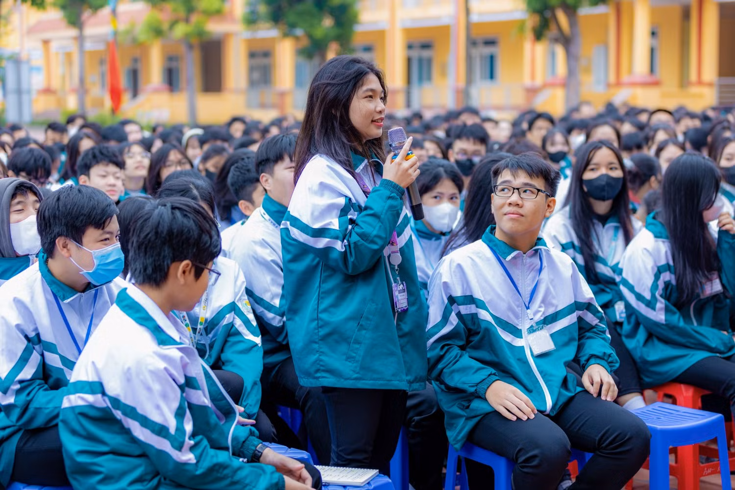 Học sinh Trường Trung học phổ thông Ân Thi trao đổi với Ban tổ chức cuộc thi. Học sinh Trường Trung học phổ thông Ân Thi trao đổi với Ban tổ chức cuộc thi.
